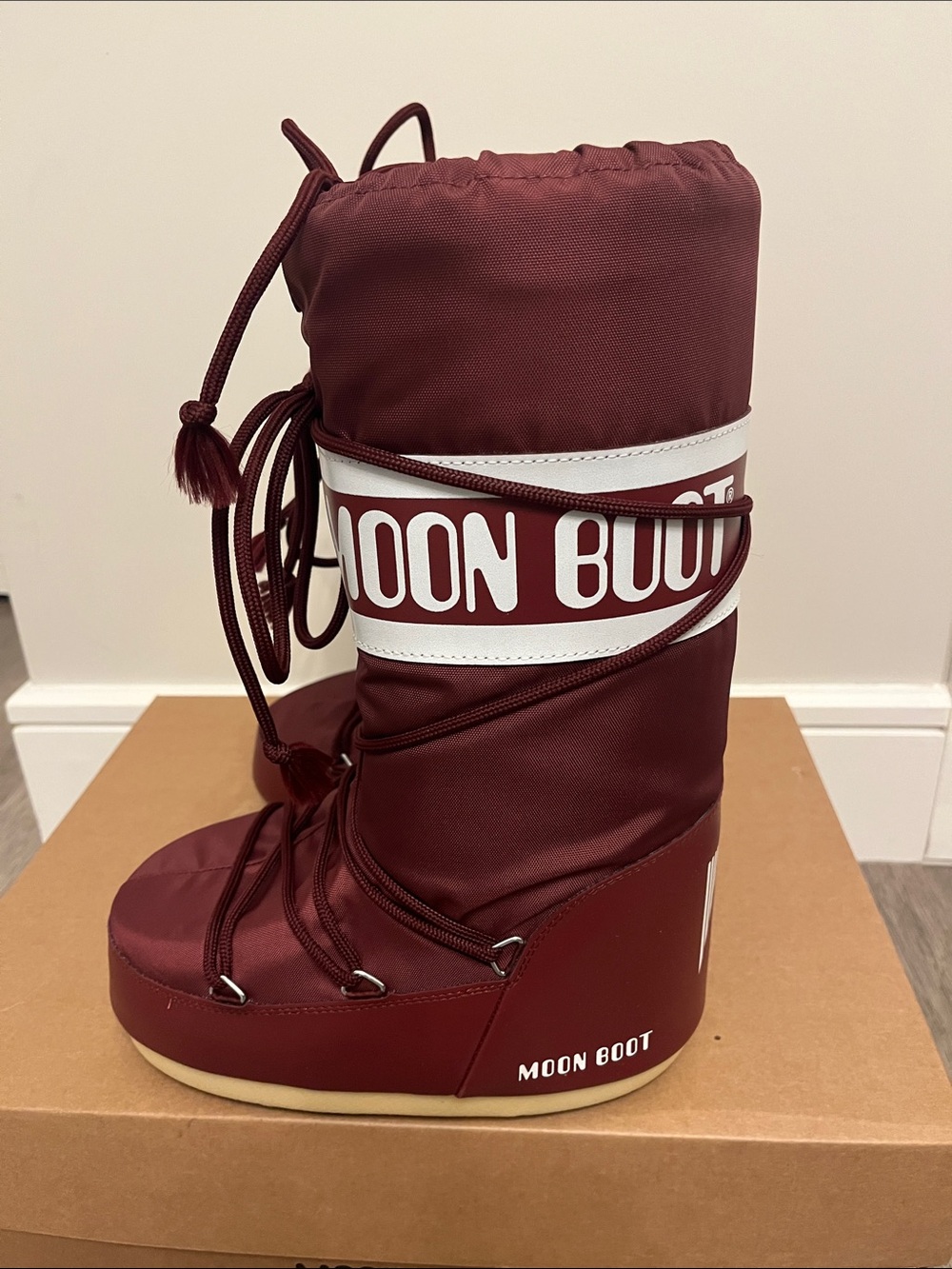 Moon Boot icon nylon. Size 35/38. Burgundy. New in box.